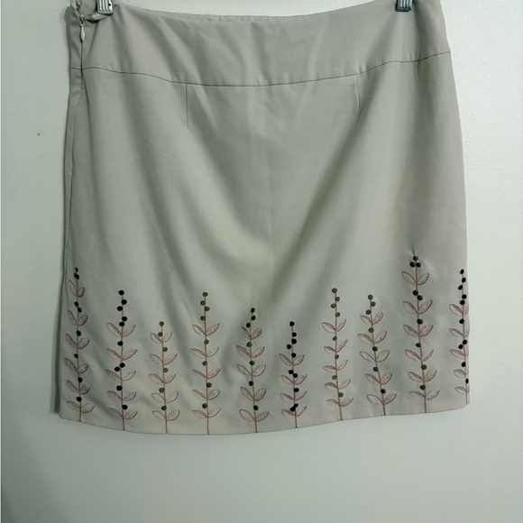 LOFT Tan A-Line Skirt with embroidered floral bottom Size 14 - Picture 3 of 6
